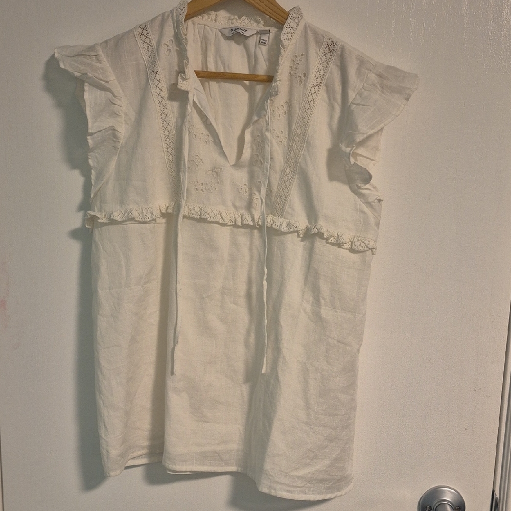 Chic White Ruffled Blouse